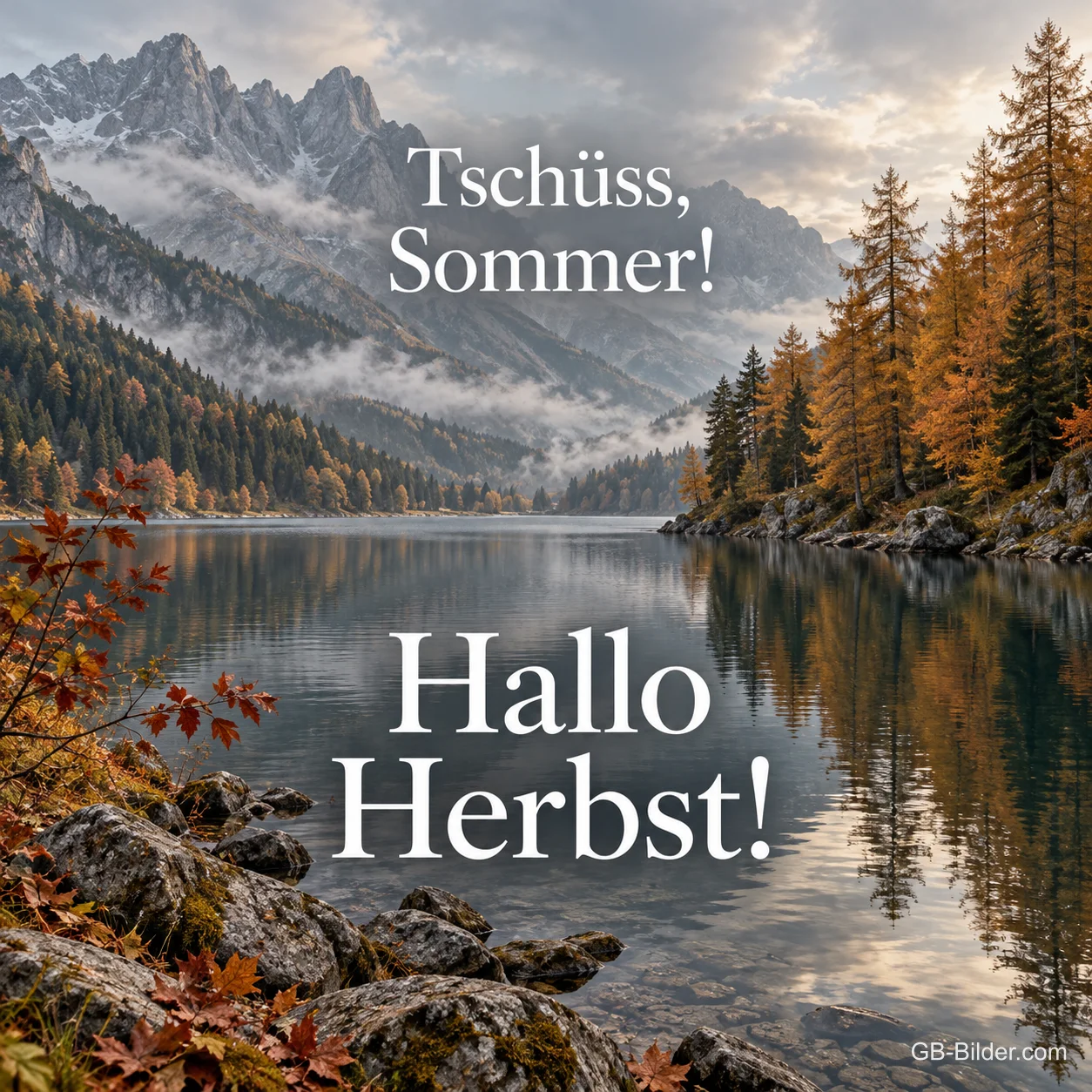 Bergsee mit goldenen Lärchen und nebligen Gipfeln, Text: Tschüss, Sommer! Hallo Herbst!